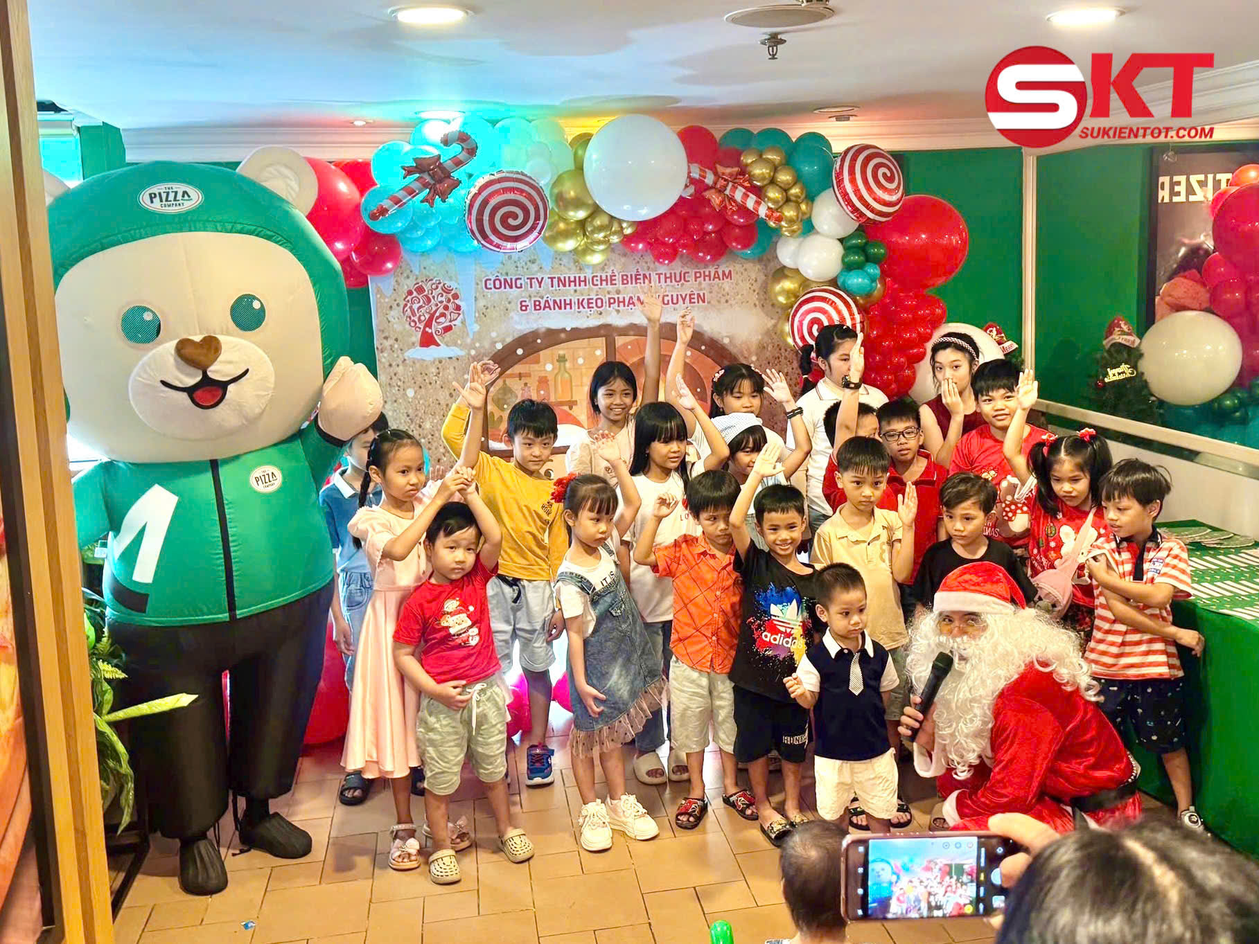 Tổ chức Noel cho b&eacute; tại The Pizza Company 