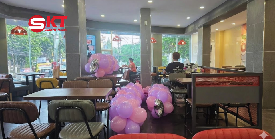 Sinh nhật tại qu&aacute;n g&agrave; r&aacute;n