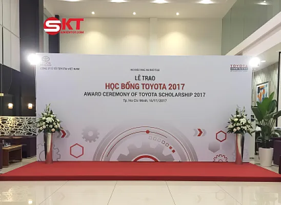 Sân khấu cao 0.1 mét